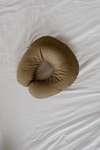 Poduszka podróżna Rogal (gryka) - brązowa - Everyday Ritu