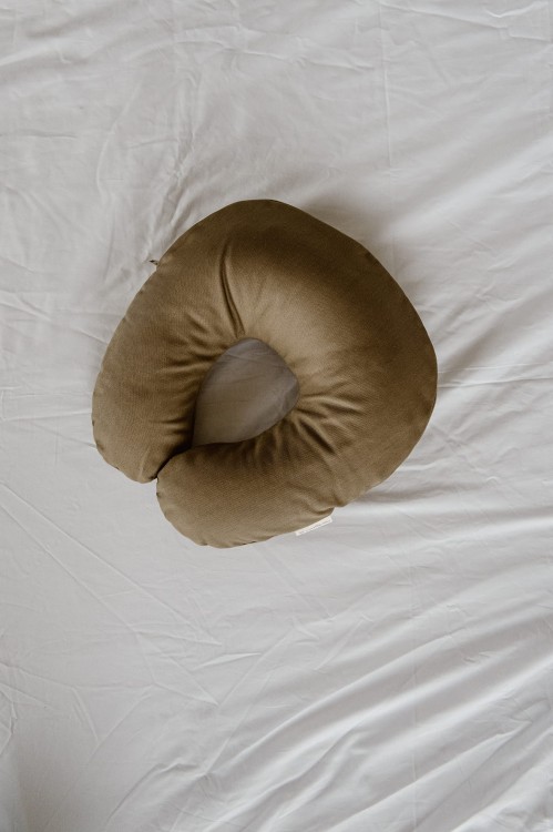 Poduszka podróżna Rogal (gryka) - brązowa - Everyday Ritu