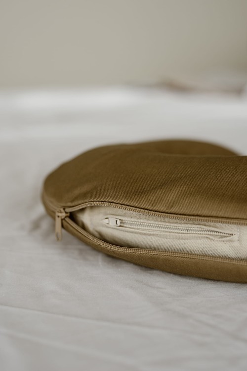Poduszka podróżna Rogal (gryka) - brązowa - Everyday Ritu