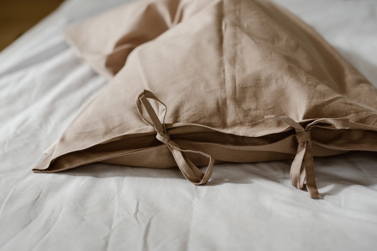 Zestaw: poduszka z łuską gryki w użyciu na pościeli – zbliżenie